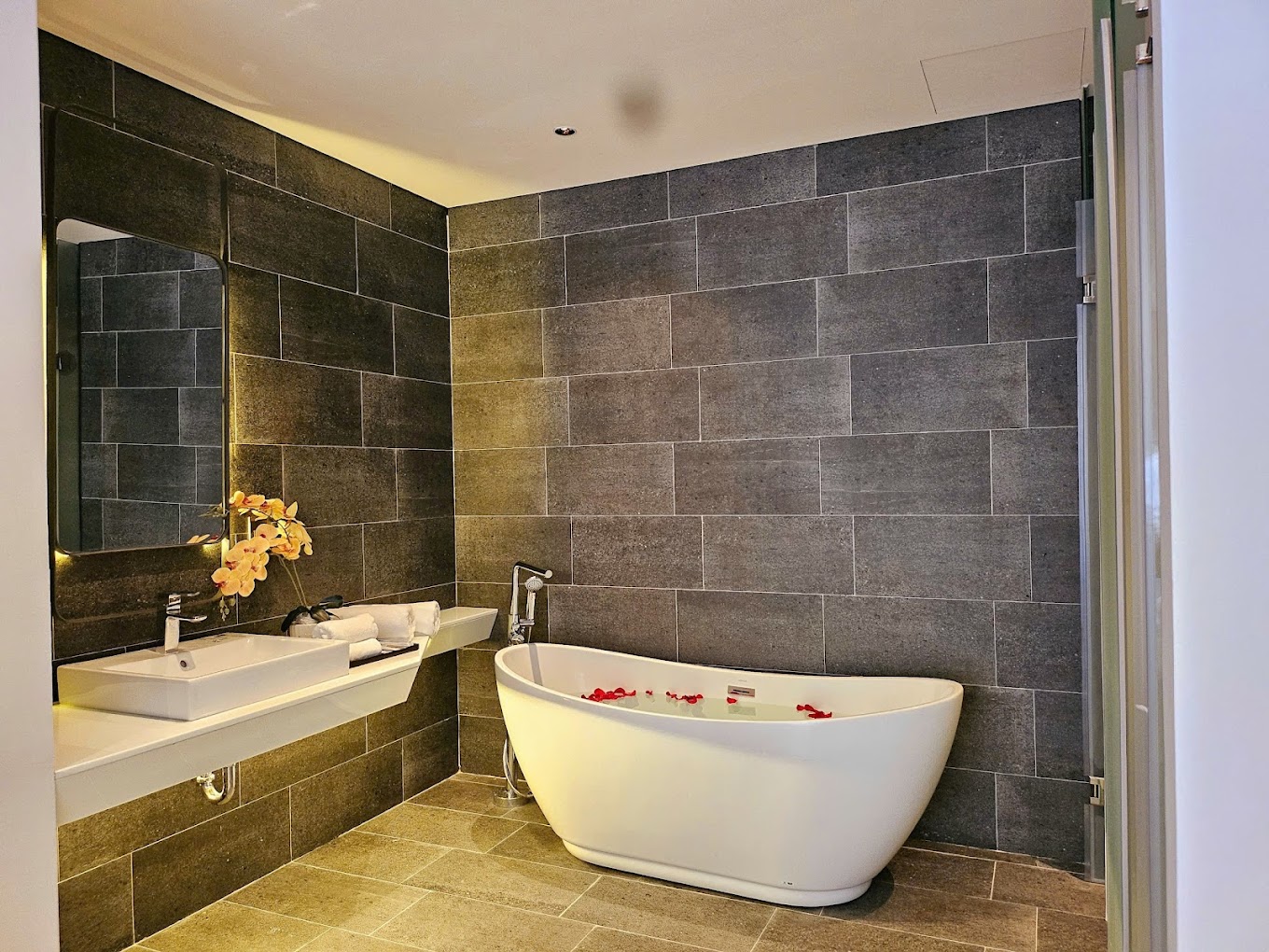 J-BAY Beachfront Boutique Hotel Da Nang