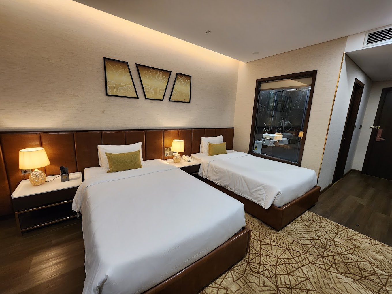 Khách sạn Golden Lotus Grand