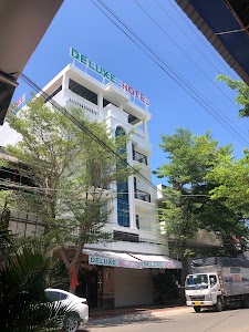 DELUXE HOTEL