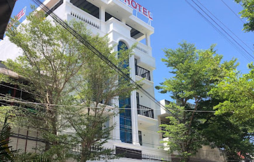 DELUXE HOTEL