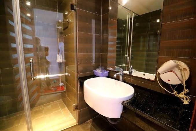 HOÀNG TRUNG HOTEL CÔ TÔ