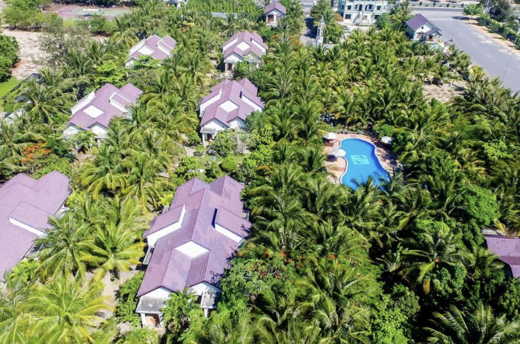 Resort Con Gà Vàng