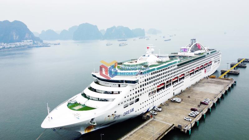 Khách du lịch đến Quảng Ninh- Hành trình khám phá Hạ Long