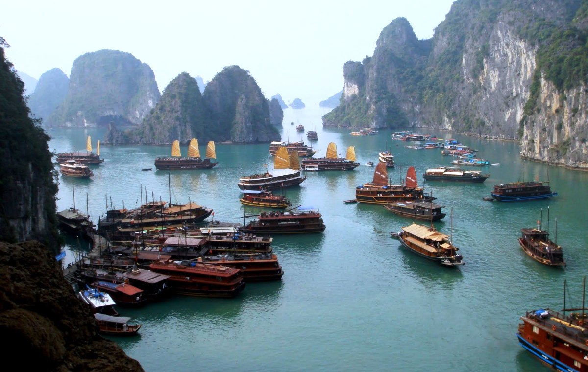 Khách du lịch đến Quảng Ninh- Hành trình khám phá Hạ Long